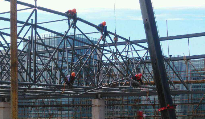 盘锦论网架装配施工中搭设脚手架应当留神的事故